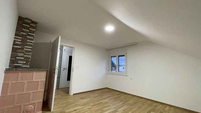 Sanierte 2-Zimmer Wohnung mit Balkon und Dachboden zur Miete