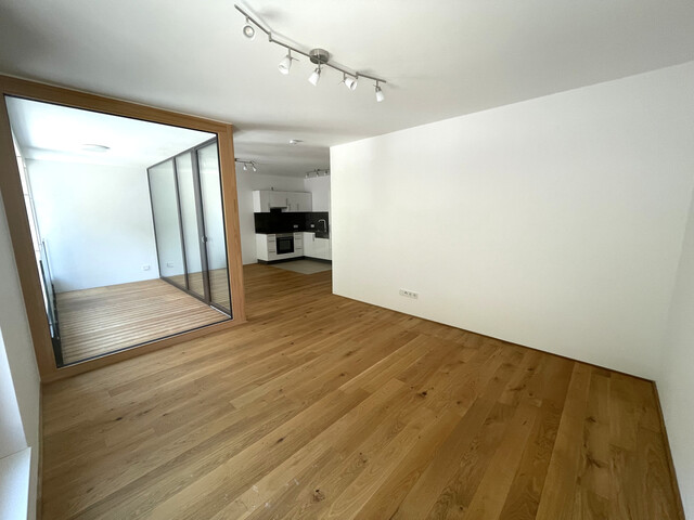 Großzügige und helle 2-Zimmerwohnung mit Loggia am Jahnplatz (inkl. Tiefgaragenplatz)