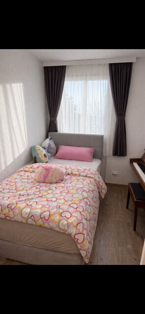 Renoviertes Dachgeschoss Wohnung mit Natursteinwände und Retrostilem Laminatboden, große Panoramaterasse mit atemberaubendem Bergaussicht. 