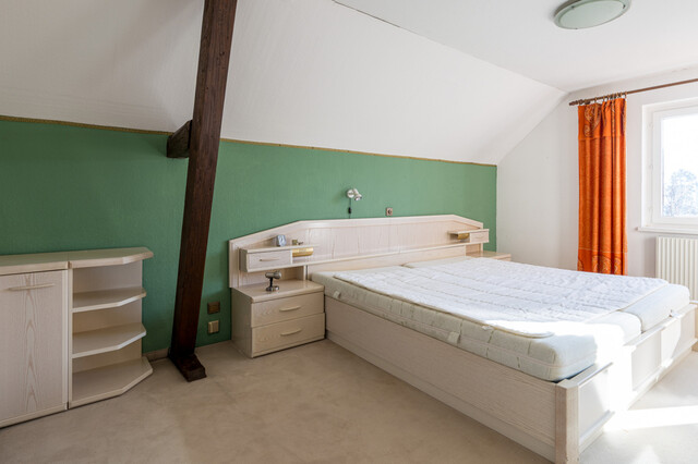 Älteres Wohnhaus in idyllischer Lage