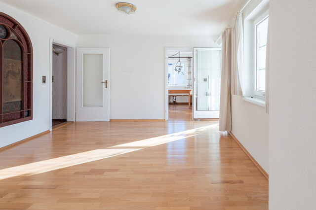 Älteres Wohnhaus in idyllischer Lage