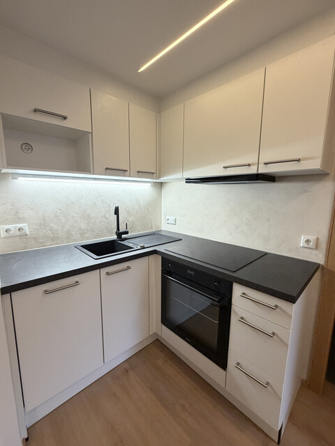 Neu sanierte Dachgeschosswohnung zur Miete in Top-Lage! 