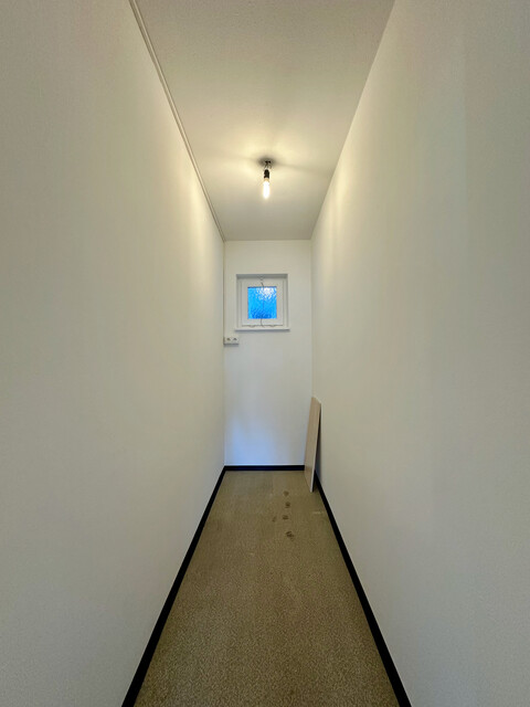 ohne Provision -  geräumige neu renovierte 2,5 Zimmer Wohnung mit verglasten Balkon