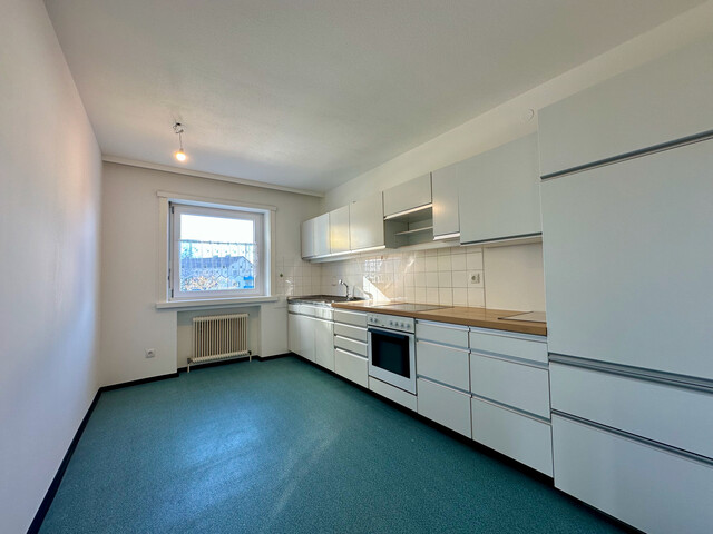 ohne Provision -  geräumige neu renovierte 2,5 Zimmer Wohnung mit verglasten Balkon