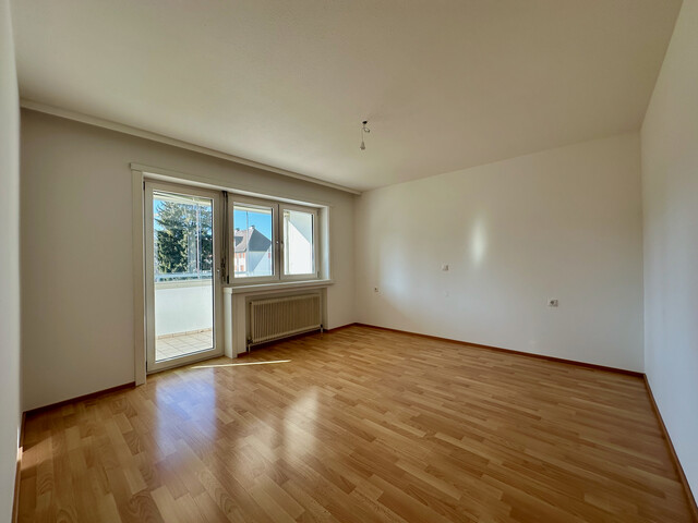 ohne Provision -  geräumige neu renovierte 2,5 Zimmer Wohnung mit verglasten Balkon