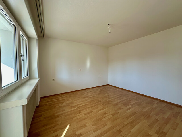 ohne Provision -  geräumige neu renovierte 2,5 Zimmer Wohnung mit verglasten Balkon