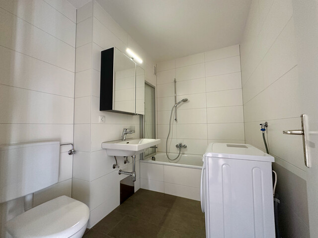 ohne Provision -  geräumige neu renovierte 2,5 Zimmer Wohnung mit verglasten Balkon