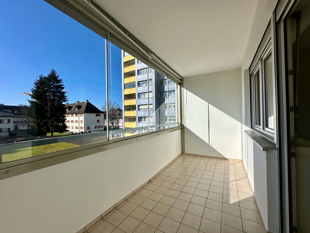 ohne Provision -  geräumige neu renovierte 2,5 Zimmer Wohnung mit verglasten Balkon