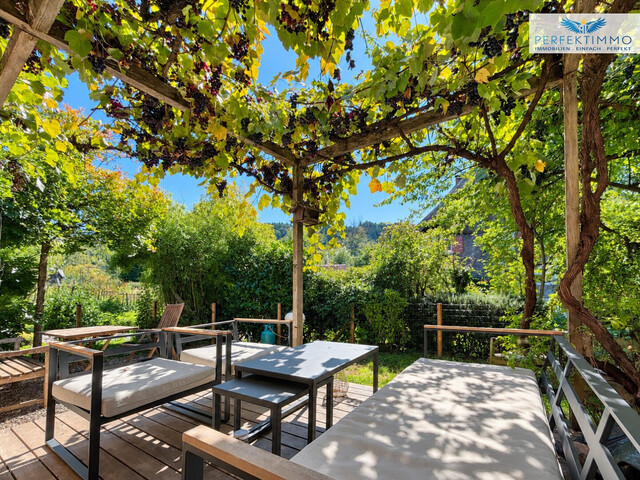 3-Zimmer-Wohnung mit Garten und idyllischer Pergola