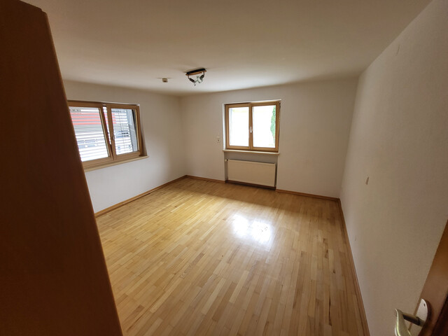 Schöne 4-Zimmer-Wohnung mit Balkon und Terrasse, in ruhiger Lage mit Ausblick ins Grüne