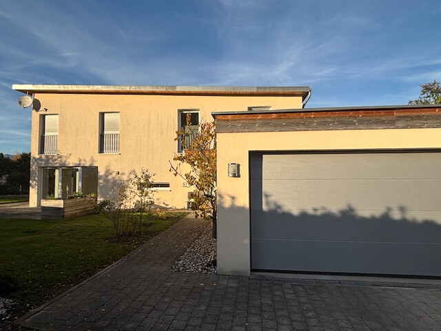 Neuwertiges familienfreundliches Einfamilienhaus in der Kummenbergregion mit Doppelgarage