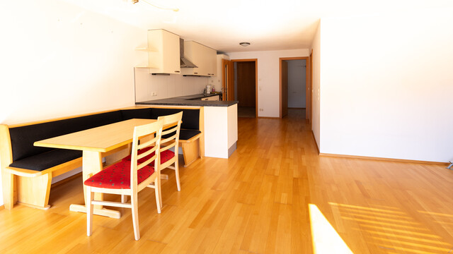 Helle, teilmöblierte 2-Zimmer Wohnung mit Balkon - zentral & ruhig gelegen | Ab sofort verfügbar