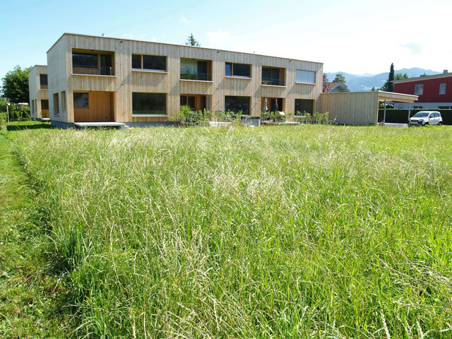 Neubau - Vollholz, 5 Zimmer Wohnung in Feldkirch Gisingen und eigenem Kellerzugang und Garten, Bezug kurzfristig möglich.