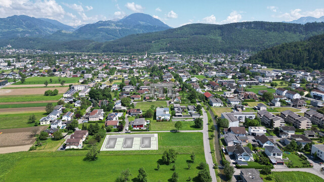 Neubau - Vollholz, 5 Zimmer Wohnung in Feldkirch Gisingen und eigenem Kellerzugang und Garten, Bezug kurzfristig möglich.