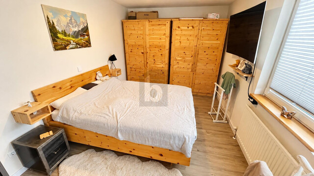 SONNIGER PANORAMABLICK MIT GROSSEM BALKON UND PARKPLATZ IN DER TIEFGARAGE