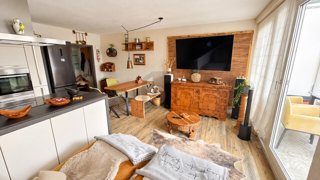 SONNIGER PANORAMABLICK MIT GROSSEM BALKON UND PARKPLATZ IN DER TIEFGARAGE
