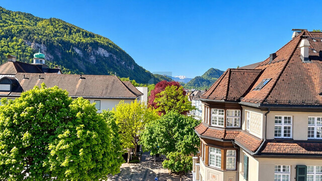 SONNIGER PANORAMABLICK MIT GROSSEM BALKON UND PARKPLATZ IN DER TIEFGARAGE