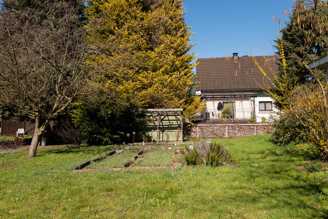 Einfamilienhaus mit großem Potenzial in zentraler und ruhiger Lage / Höchst