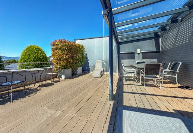 Betriebsgebäude mit Halle, Büro und eleganter Penthousewohnung