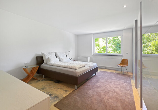 Betriebsgebäude mit Halle, Büro und eleganter Penthousewohnung