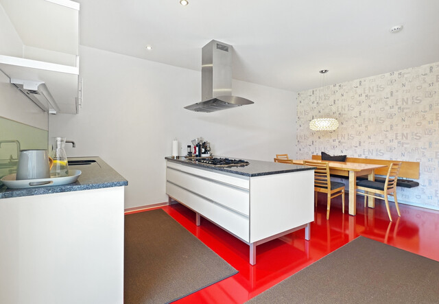 Betriebsgebäude mit Halle, Büro und eleganter Penthousewohnung