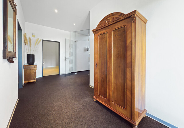 Betriebsgebäude mit Halle, Büro und eleganter Penthousewohnung