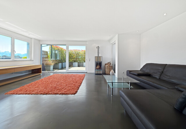 Betriebsgebäude mit Halle, Büro und eleganter Penthousewohnung