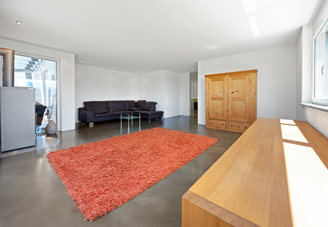 Betriebsgebäude mit Halle, Büro und eleganter Penthousewohnung