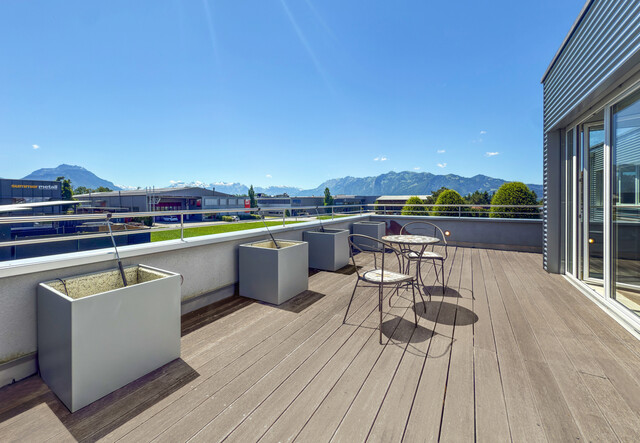 Betriebsgebäude mit Halle, Büro und eleganter Penthousewohnung