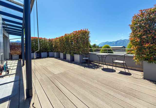 Betriebsgebäude mit Halle, Büro und eleganter Penthousewohnung