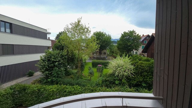 Neuwertige Wohnung mit Balkon in Stadtnähe