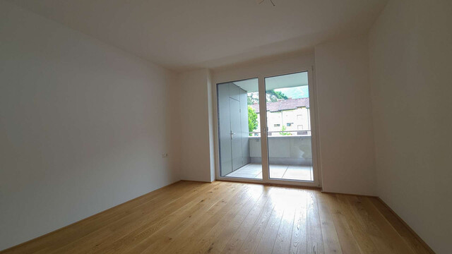 Neuwertige Wohnung mit Balkon in Stadtnähe