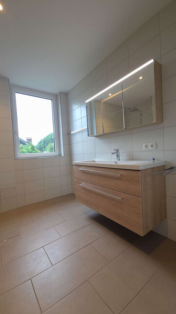 Neuwertige Wohnung mit Balkon in Stadtnähe