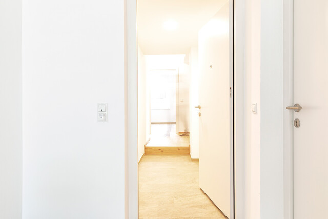 Luxuriöse 3 Zimmer Gartenwohnung in Stickerei Villa Raumhöhe 3m mit überdachter Terrasse und Privatgarten & Carport - Top Ausstattung!