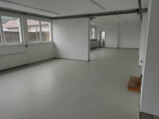 Sanierte Gewerbeimmobilie mit 2 Parkplätzen zu vermieten