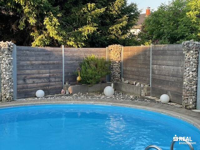 Schönes Einfamilienhaus mit Pool in ruhiger Lage