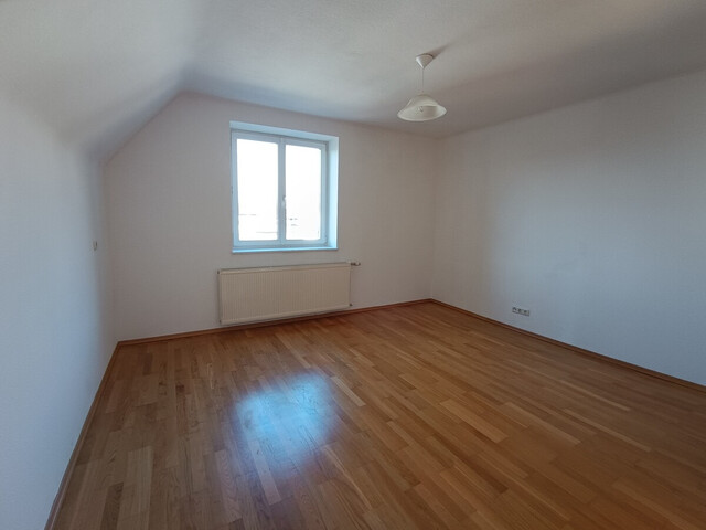 Charmante 3-Zimmer-Dachgeschosswohnung mit Ausblick auf den Gebhardsberg