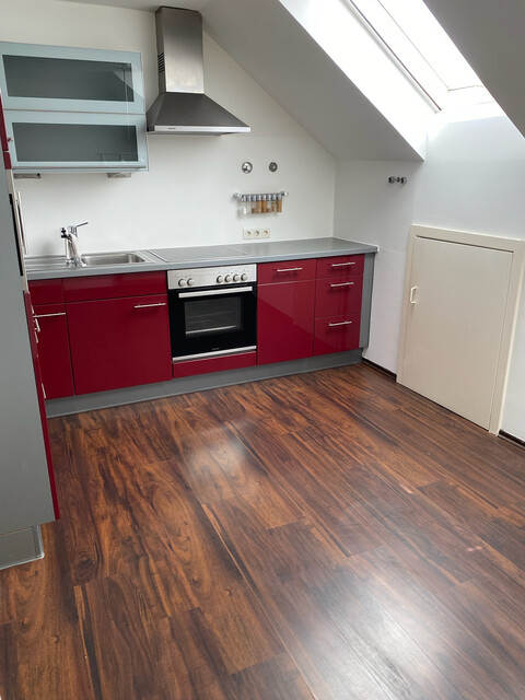 Charmantes Investorenobjekt mit 14 Parkplätzen, 10 m² Balkon, 200 m² Garten und großzügigem Dachboden