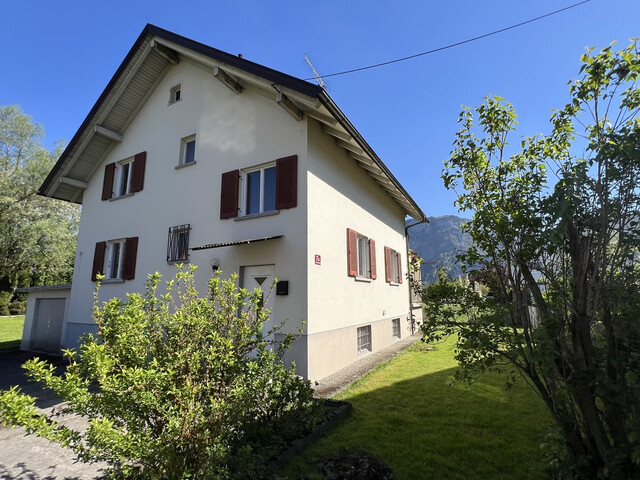 EINFAMILIENHAUS MIT VIEL GRÜNUMSCHWUNG