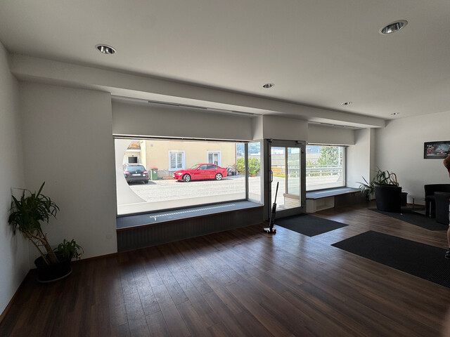 Gewerbliches Büro-/Geschäftslokal mit 2 Parkplätzen und Kellerraum zur Miete