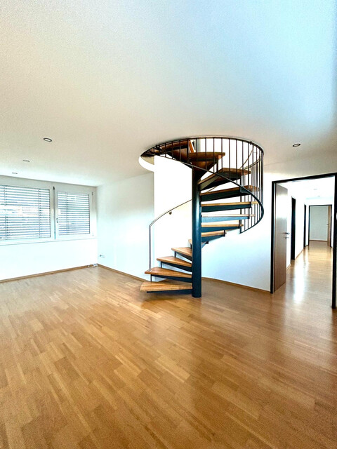 Tolle 5-Zimmer-Wohnung 120 m² mit Dachterrasse und 2 Carports 