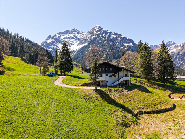 Panorama pur – charmantes Alpenhaus in spektakulärer Lage!