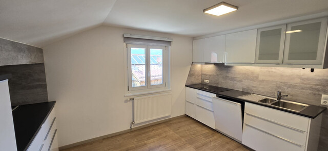 Schöne, helle, 5 Zimmer Wohnung mit 80 m², Balkon, Carport und Abstellraum.