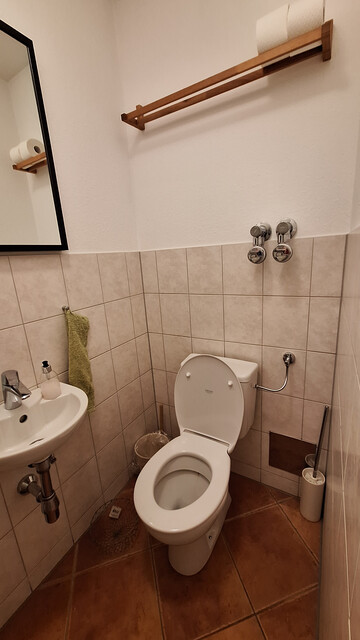 Voll möblierte und kompett ausgestattete Dachgeschoss Eckwohnung zu vermieten.