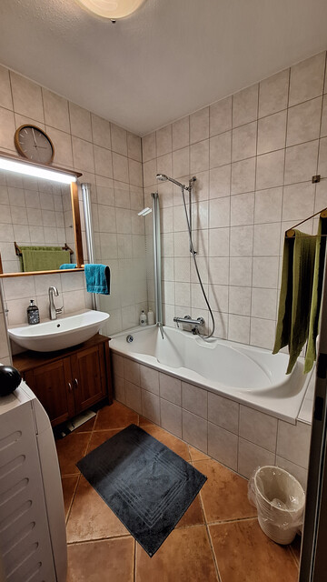 Voll möblierte und kompett ausgestattete Dachgeschoss Eckwohnung zu vermieten.