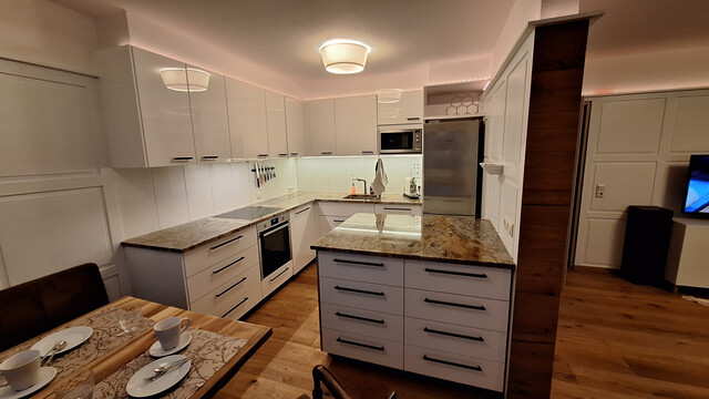 Voll möblierte und kompett ausgestattete Dachgeschoss Eckwohnung zu vermieten.