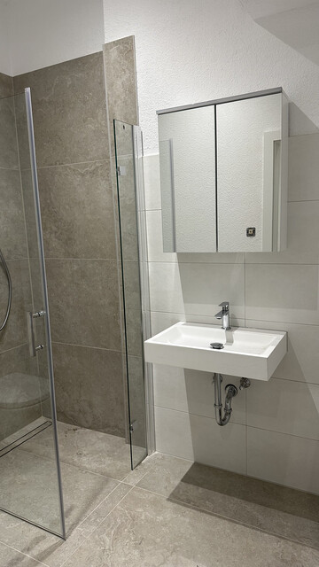 Neu sanierte, geräumige und barrierefreie 3,5 Zimmer Wohnung im 1. OG mitten in Bluden