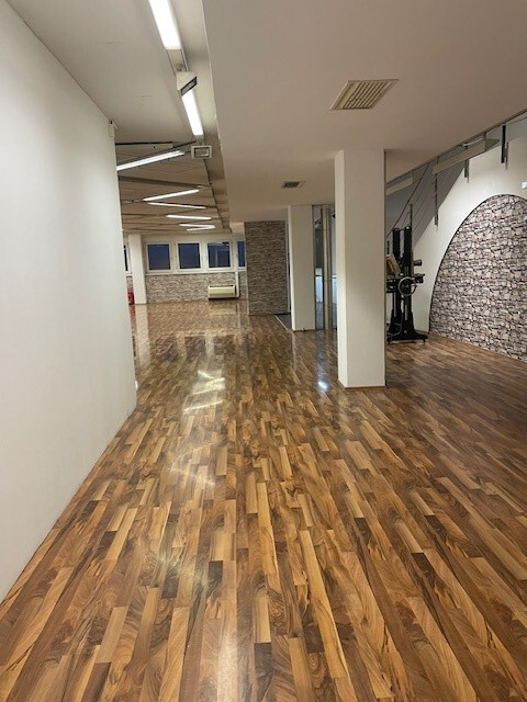 Vielseitiges Betriebsobjekt in der Arlbergstraße zu vermieten!