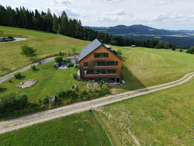 Freistehendes Holzhaus mit Aussicht über den Bregenzerwald