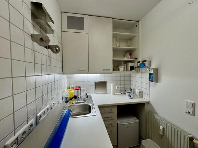 Zentrale Praxis-Bürofläche mit Tiefgaragenplatz